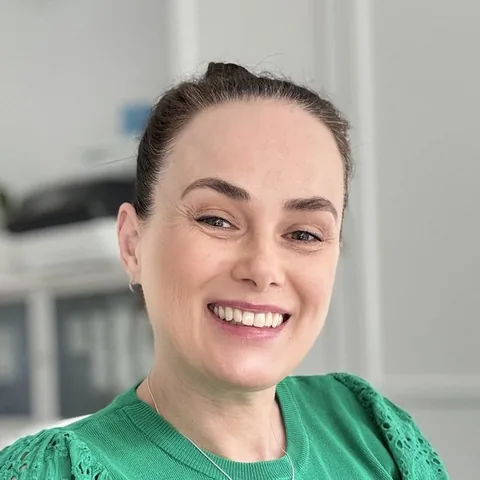 Linda Visser met een kop thee