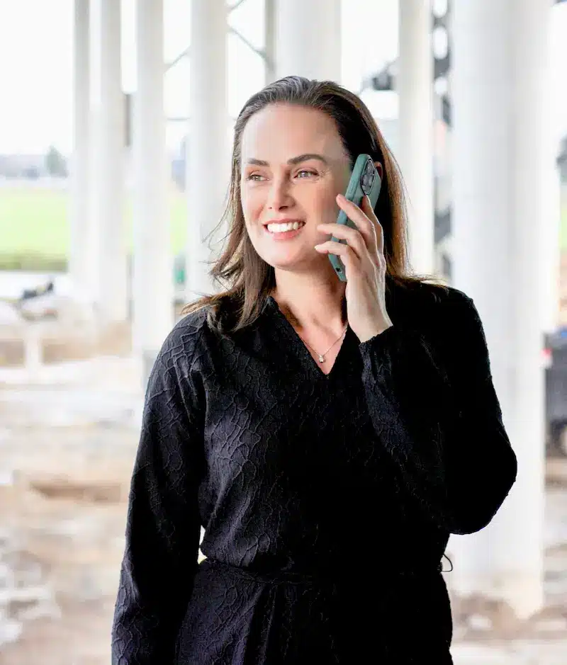 Linda Visser, Efficiency Expert van Solva Support, tijdens professioneel telefoongesprek met coach over inbox automatisering